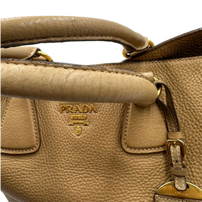 manici  Borsa Prada in pelle color argilla con hardware dorato, indossabile a spalla o a tracolla, di lusso, originale, buone condizioni, usata