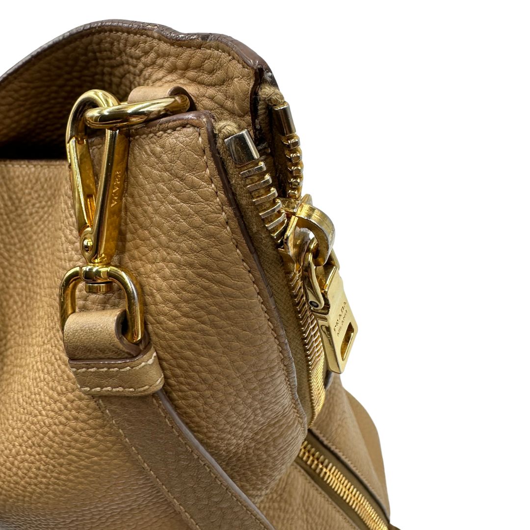  Borsa Prada in pelle color argilla con hardware dorato, indossabile a spalla o a tracolla, di lusso, originale, buone condizioni, usata