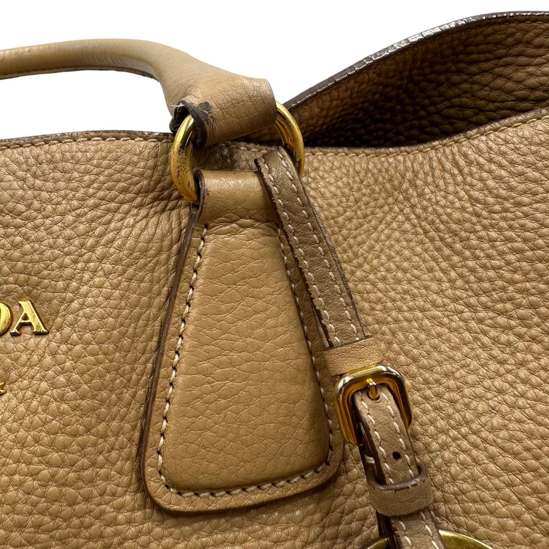  Borsa Prada in pelle color argilla con hardware dorato, indossabile a spalla o a tracolla, di lusso, originale, buone condizioni, usata