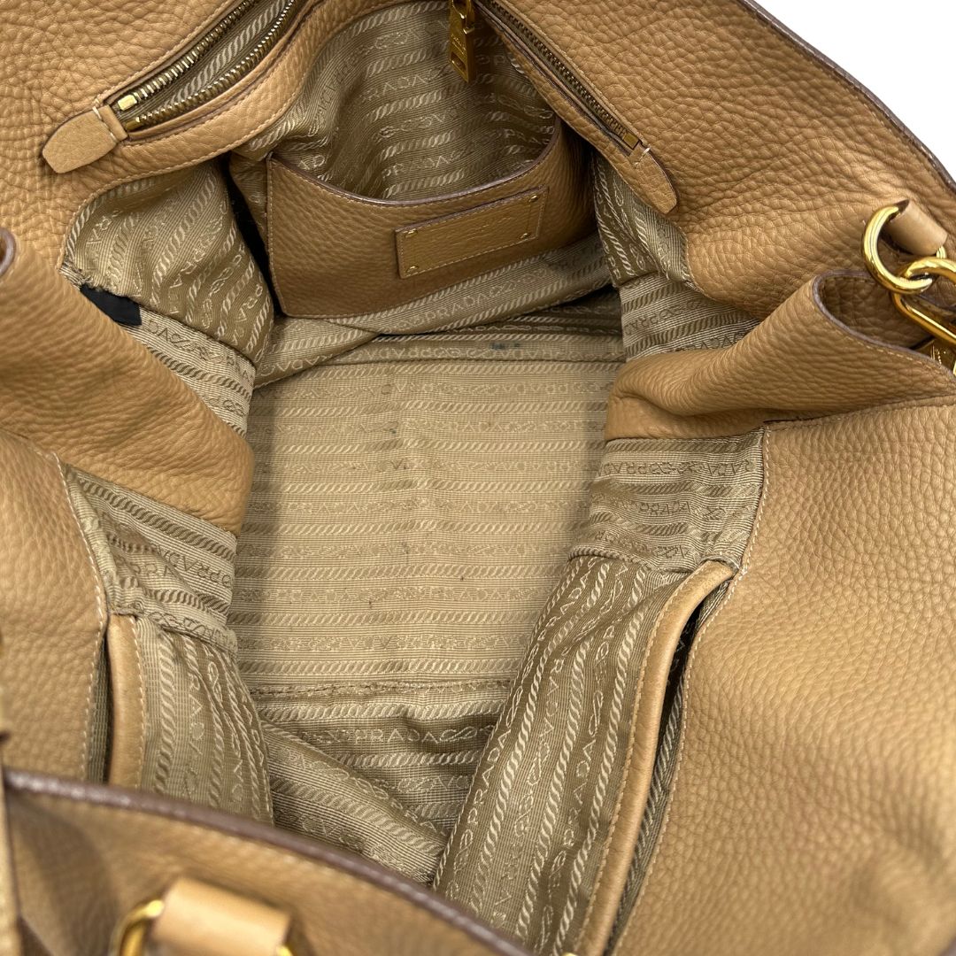 interno Borsa Prada in pelle color argilla con hardware dorato, indossabile a spalla o a tracolla, di lusso, originale, buone condizioni, usata
