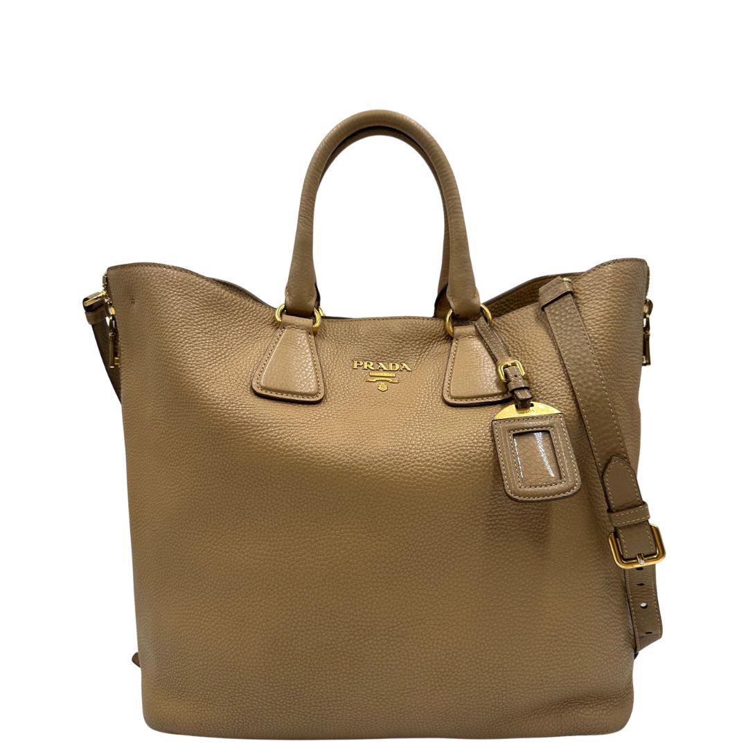 front  Borsa Prada in pelle color argilla con hardware dorato, indossabile a spalla o a tracolla, di lusso, originale, buone condizioni, usata