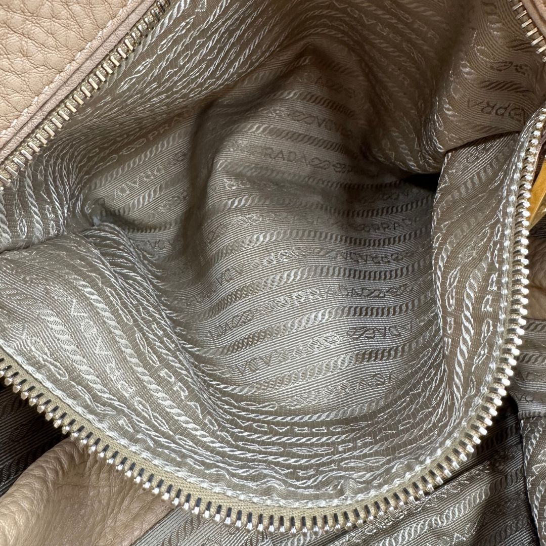 interno Borsa Prada in pelle color argilla con hardware dorato, indossabile a spalla o a tracolla, di lusso, originale, buone condizioni, usata