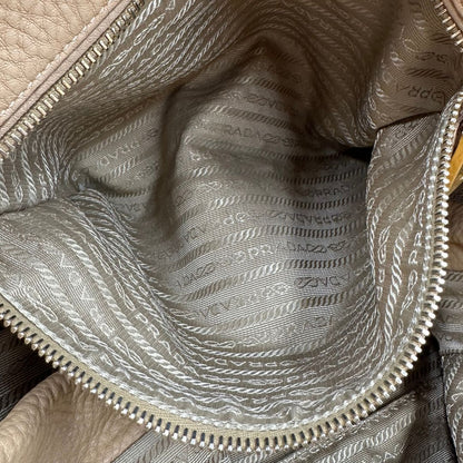 interno Borsa Prada in pelle color argilla con hardware dorato, indossabile a spalla o a tracolla, di lusso, originale, buone condizioni, usata