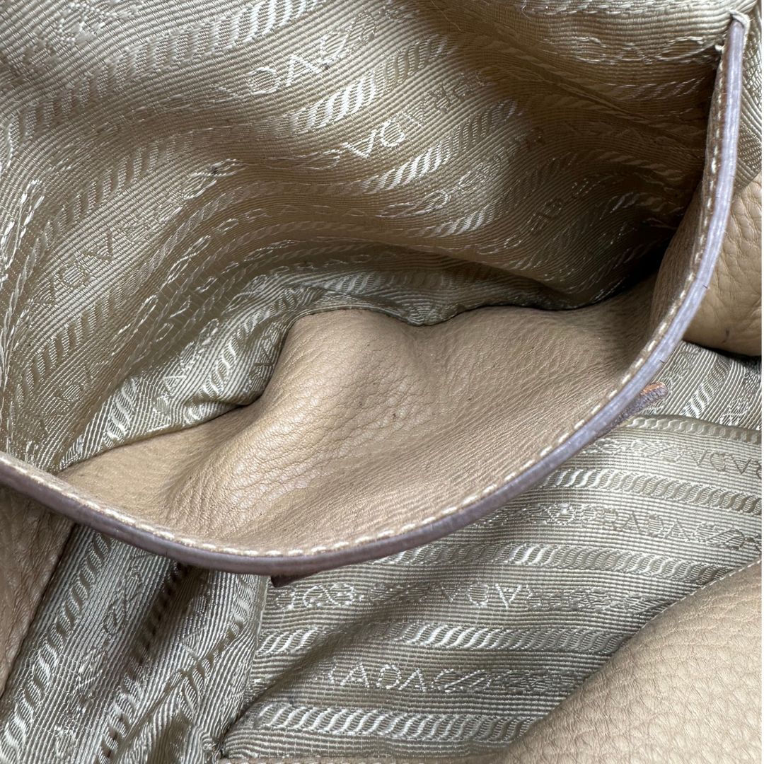 interno Borsa Prada in pelle color argilla con hardware dorato, indossabile a spalla o a tracolla, di lusso, originale, buone condizioni, usata