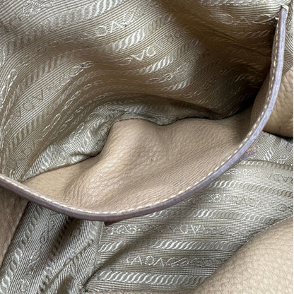 interno Borsa Prada in pelle color argilla con hardware dorato, indossabile a spalla o a tracolla, di lusso, originale, buone condizioni, usata