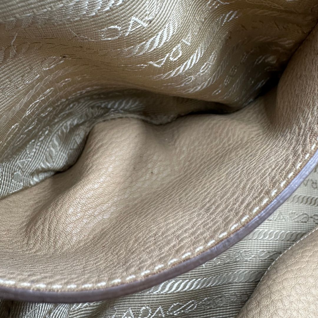 interno Borsa Prada in pelle color argilla con hardware dorato, indossabile a spalla o a tracolla, di lusso, originale, buone condizioni, usata