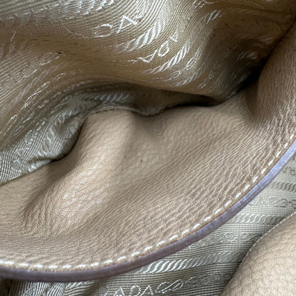 interno Borsa Prada in pelle color argilla con hardware dorato, indossabile a spalla o a tracolla, di lusso, originale, buone condizioni, usata