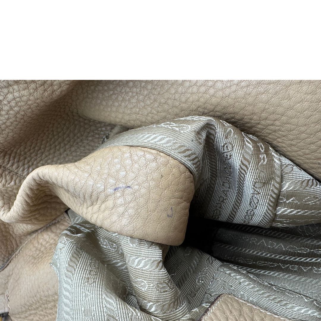 interno Borsa Prada in pelle color argilla con hardware dorato, indossabile a spalla o a tracolla, di lusso, originale, buone condizioni, usata