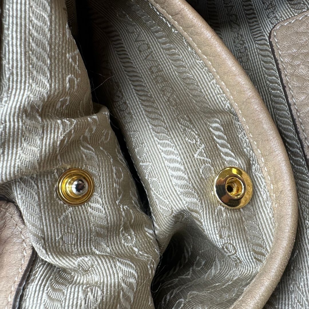 interno Borsa Prada in pelle color argilla con hardware dorato, indossabile a spalla o a tracolla, di lusso, originale, buone condizioni, usata
