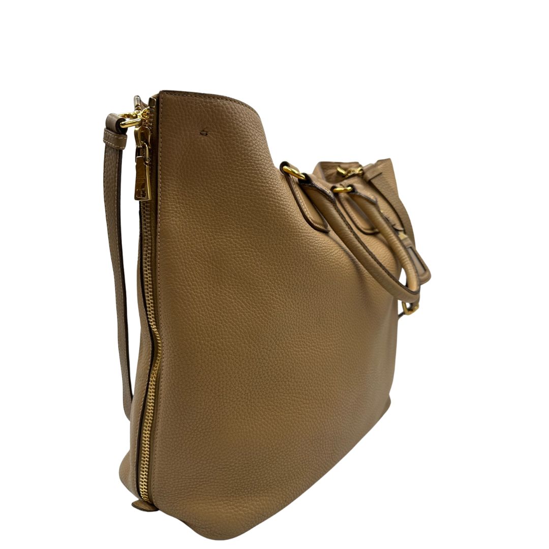 lato  Borsa Prada in pelle color argilla con hardware dorato, indossabile a spalla o a tracolla, di lusso, originale, buone condizioni, usata
