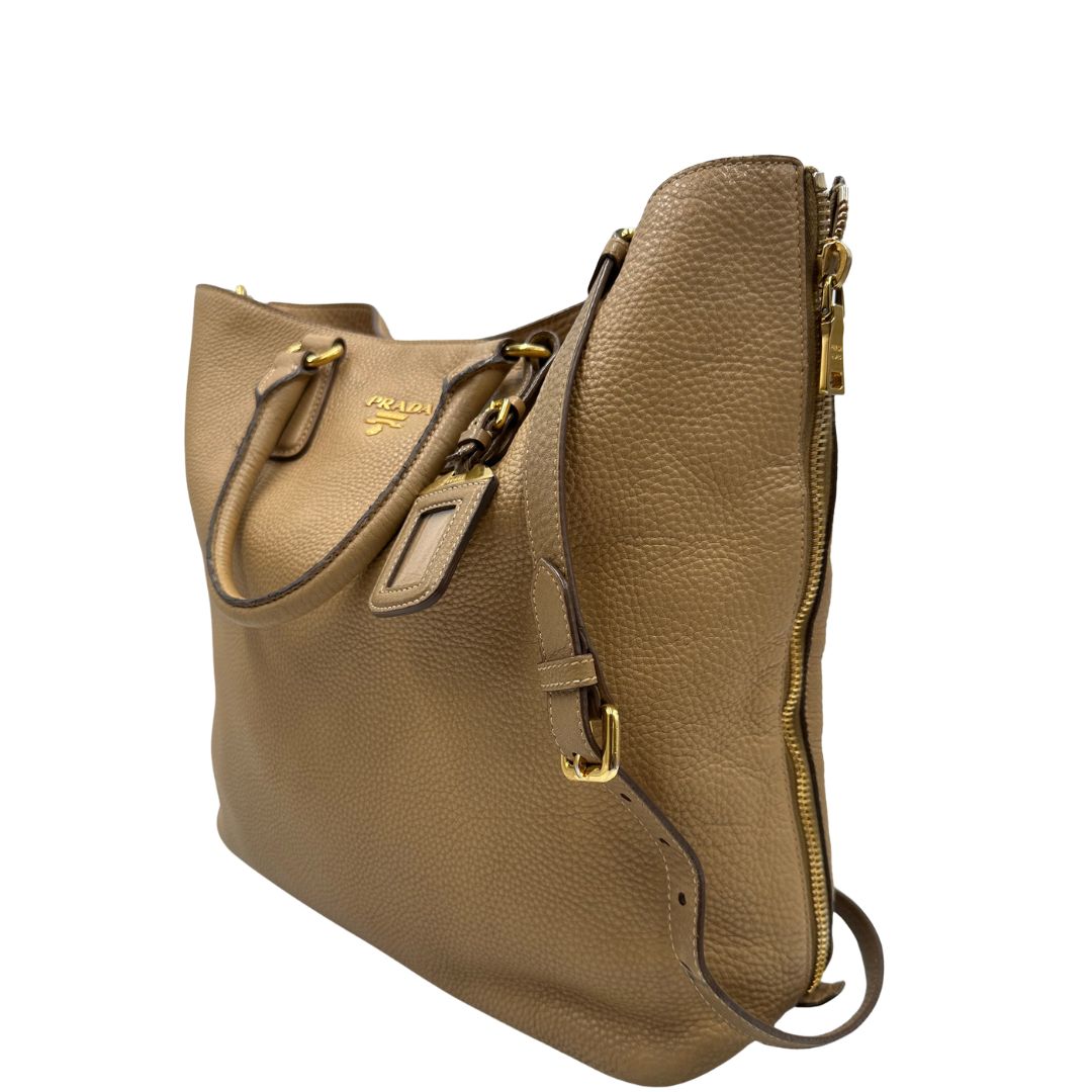 lato  Borsa Prada in pelle color argilla con hardware dorato, indossabile a spalla o a tracolla, di lusso, originale, buone condizioni, usata 