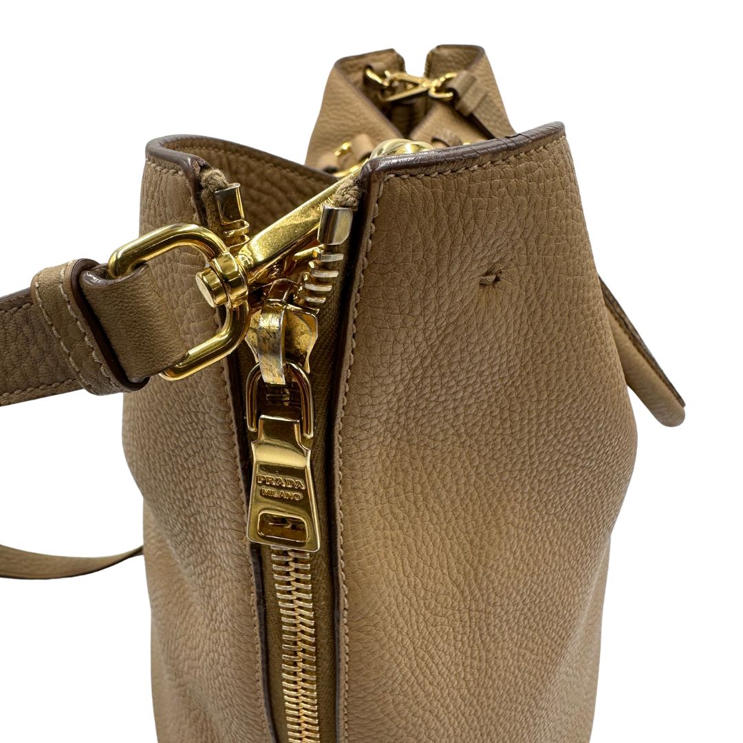  Borsa Prada in pelle color argilla con hardware dorato, indossabile a spalla o a tracolla, di lusso, originale, buone condizioni, usata 