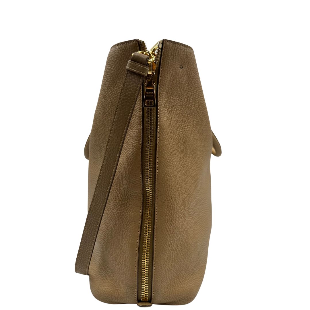 lato  Borsa Prada in pelle color argilla con hardware dorato, indossabile a spalla o a tracolla, di lusso, originale, buone condizioni, usata 