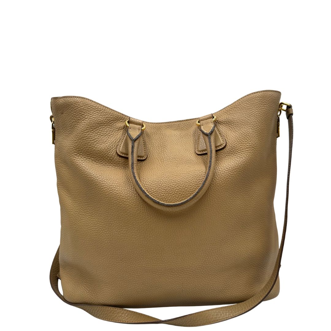 retro  Borsa Prada in pelle color argilla con hardware dorato, indossabile a spalla o a tracolla, di lusso, originale, buone condizioni, usata 