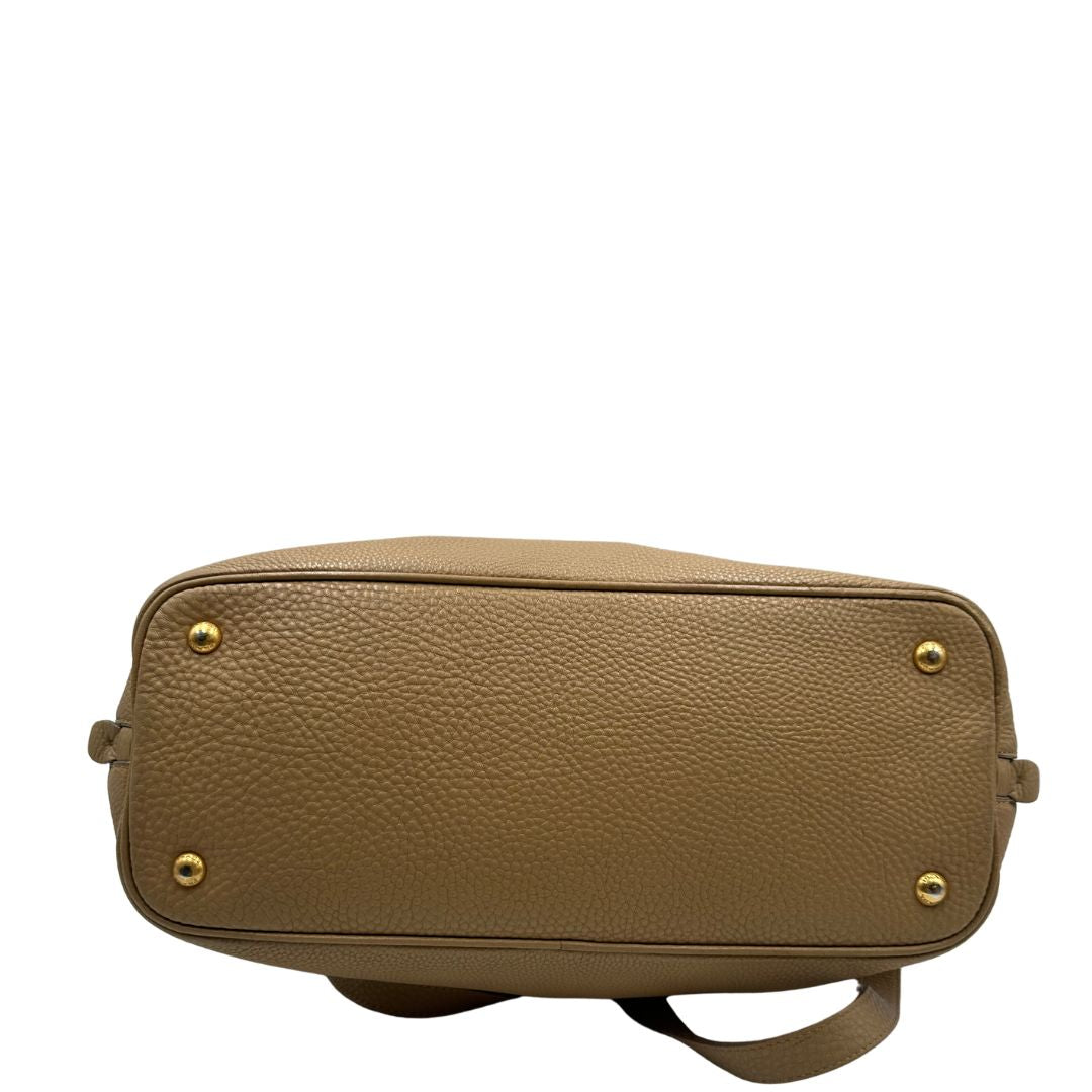 base  Borsa Prada in pelle color argilla con hardware dorato, indossabile a spalla o a tracolla, di lusso, originale, buone condizioni, usata 