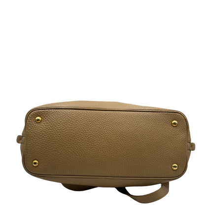 base  Borsa Prada in pelle color argilla con hardware dorato, indossabile a spalla o a tracolla, di lusso, originale, buone condizioni, usata 