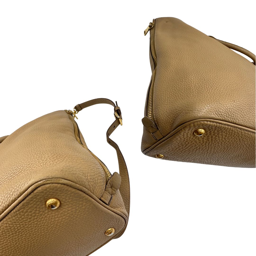 angoli  Borsa Prada in pelle color argilla con hardware dorato, indossabile a spalla o a tracolla, di lusso, originale, buone condizioni, usata 