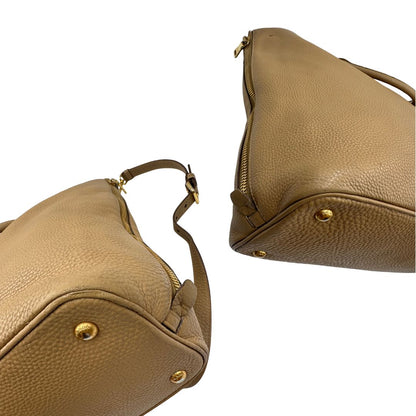 angoli  Borsa Prada in pelle color argilla con hardware dorato, indossabile a spalla o a tracolla, di lusso, originale, buone condizioni, usata 
