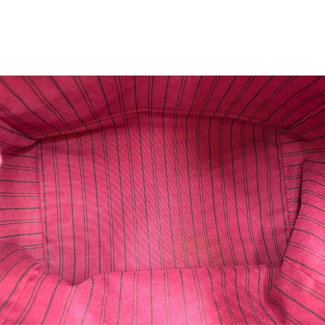 Interno, Louis Vuitton in pelle monogram empreinte color magenta con hardware dorato , munita di doppi manici. Indossabile a spalla. Originale, usata, di lusso, in ottime condizioni.