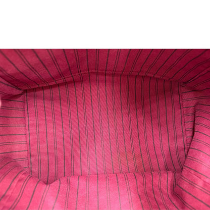 Interno, Louis Vuitton in pelle monogram empreinte color magenta con hardware dorato , munita di doppi manici. Indossabile a spalla. Originale, usata, di lusso, in ottime condizioni.