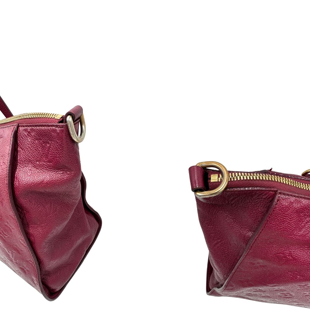 Louis Vuitton in pelle monogram empreinte color magenta con hardware dorato , munita di doppi manici. Indossabile a spalla. Originale, usata, di lusso, in ottime condizioni.