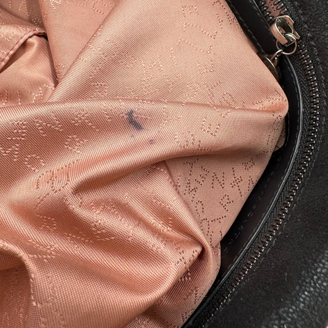 interno  Borsa Falabella nella versione fold over tote nera, con hardware dorato e argentato, di lusso, originale, ottime condizioni, usata 