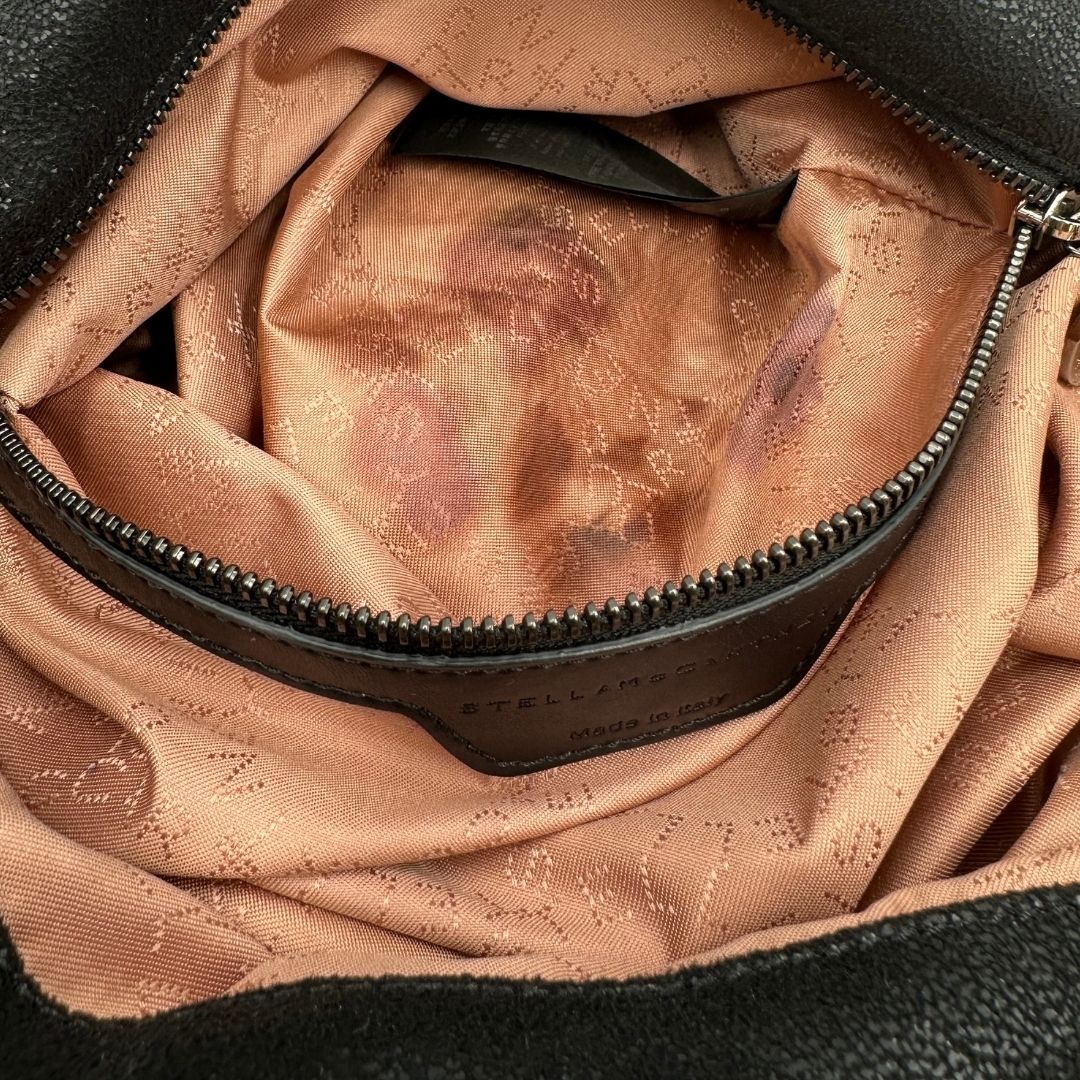 interno  Borsa Falabella nella versione fold over tote nera, con hardware dorato e argentato, di lusso, originale, ottime condizioni, usata 
