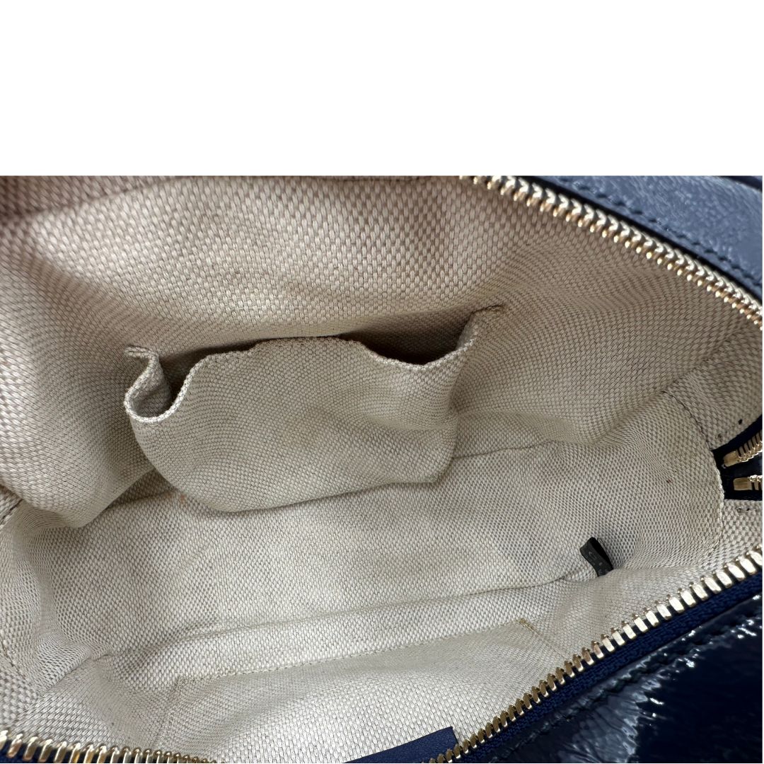 interno  Borsa Gucci Soho in pelle color blu notte, con iconica G sul front, munita di una tracolla regolabile, di lusso, originale, ottime condizioni 