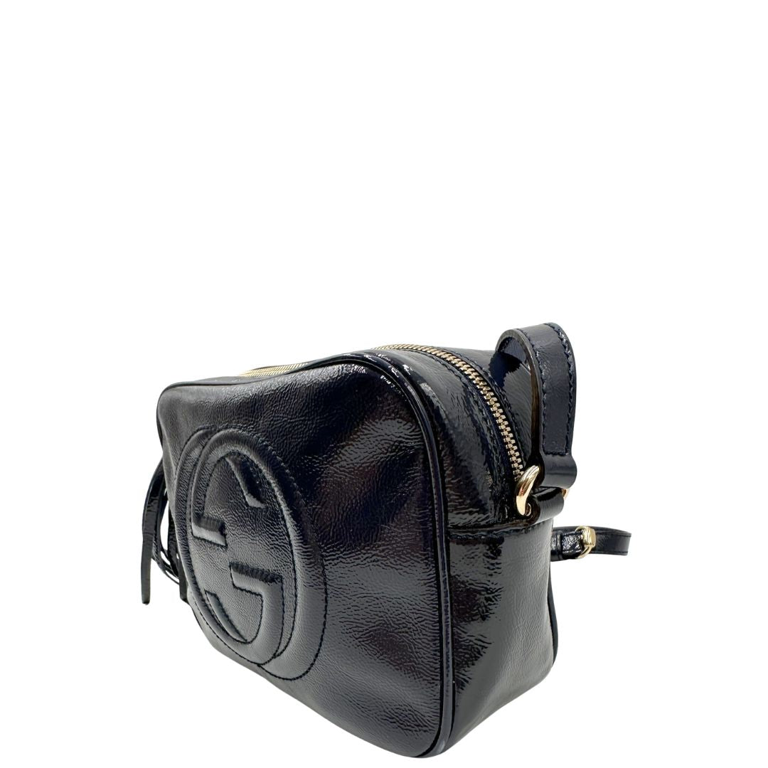 lato  Borsa Gucci Soho in pelle color blu notte, con iconica G sul front, munita di una tracolla regolabile, di lusso, originale, ottime condizioni 