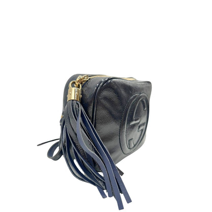 lato  Borsa Gucci Soho in pelle color blu notte, con iconica G sul front, munita di una tracolla regolabile, di lusso, originale, ottime condizioni 