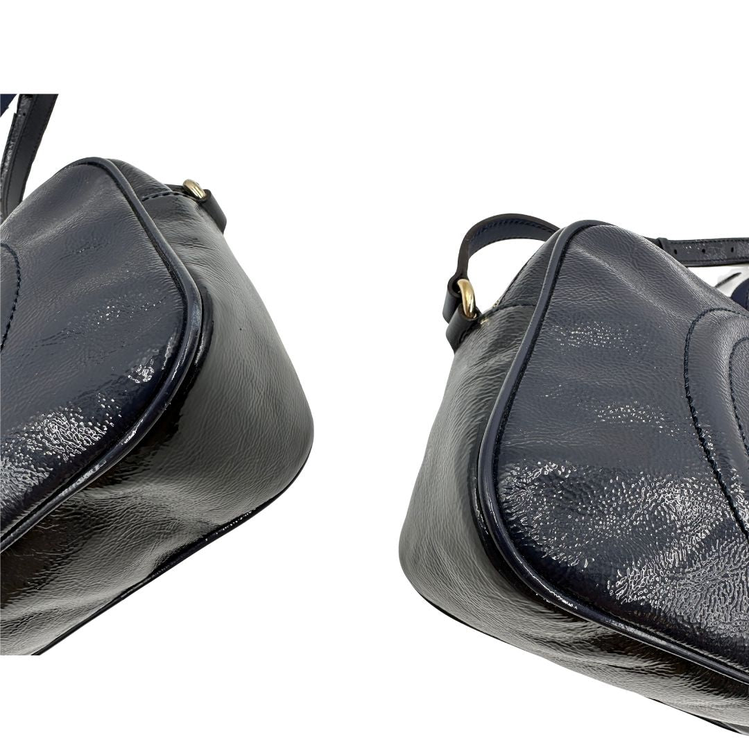 angoli  Borsa Gucci Soho in pelle color blu notte, con iconica G sul front, munita di una tracolla regolabile, di lusso, originale, ottime condizioni 