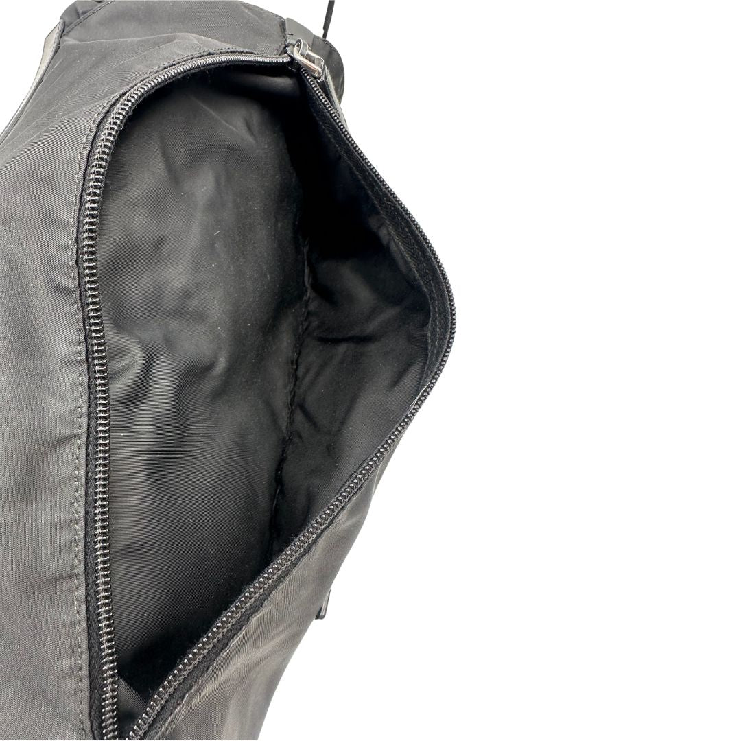 interno  Borsa Prada in nylon nero e hardware argentato, di lusso, originale, ottime condizioni, usata 