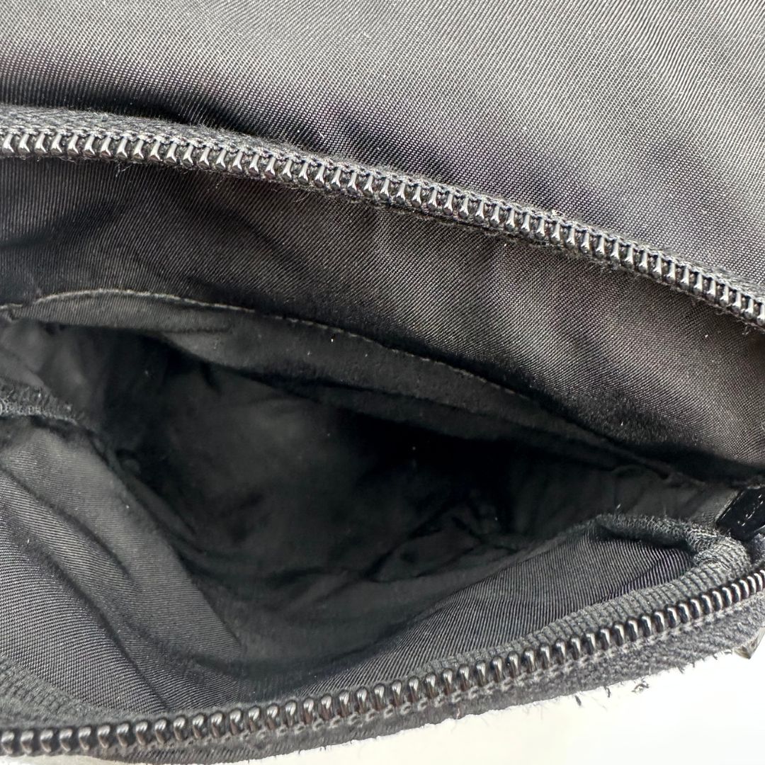 interno  Borsa Prada in nylon nero e hardware argentato, di lusso, originale, ottime condizioni, usata 