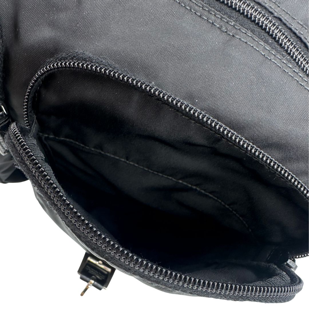interno  Borsa Prada in nylon nero e hardware argentato, di lusso, originale, ottime condizioni, usata 