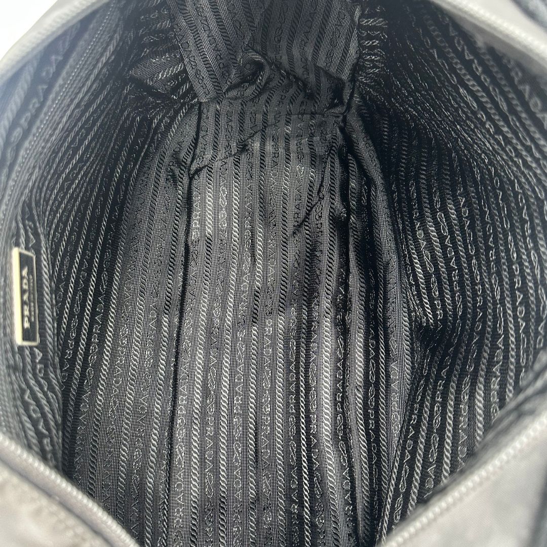 interno  Borsa Prada in nylon nero e hardware argentato, di lusso, originale, ottime condizioni, usata 