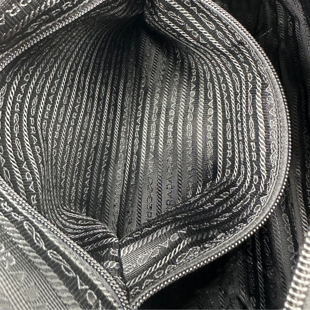 interno  Borsa Prada in nylon nero e hardware argentato, di lusso, originale, ottime condizioni, usata 