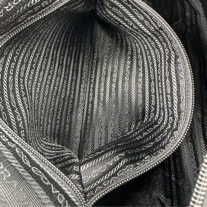 interno  Borsa Prada in nylon nero e hardware argentato, di lusso, originale, ottime condizioni, usata 