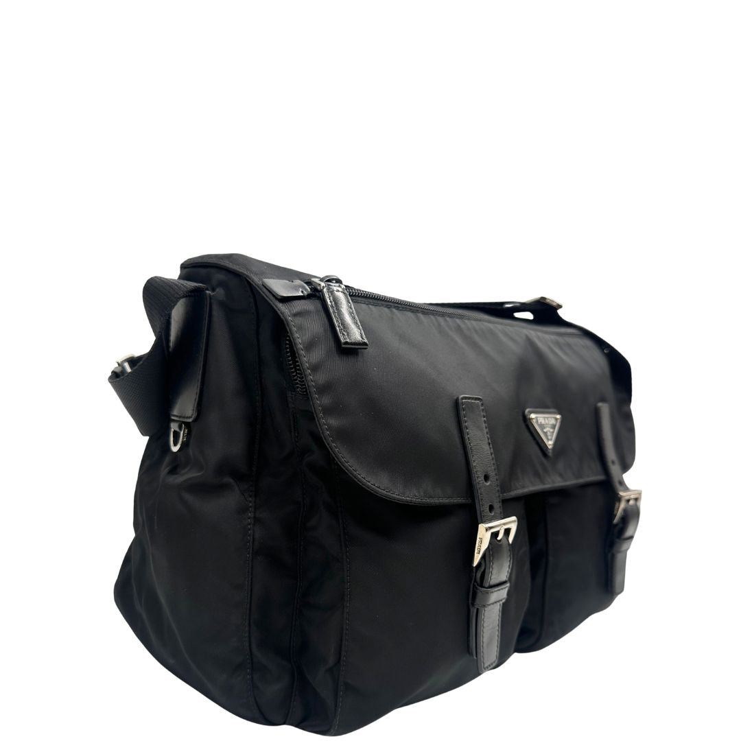 lato  Borsa Prada in nylon nero e hardware argentato, di lusso, originale, ottime condizioni, usata
