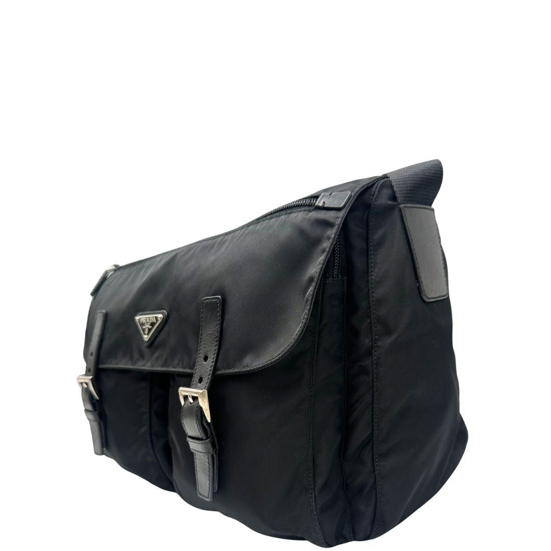 lato  Borsa Prada in nylon nero e hardware argentato, di lusso, originale, ottime condizioni, usata 