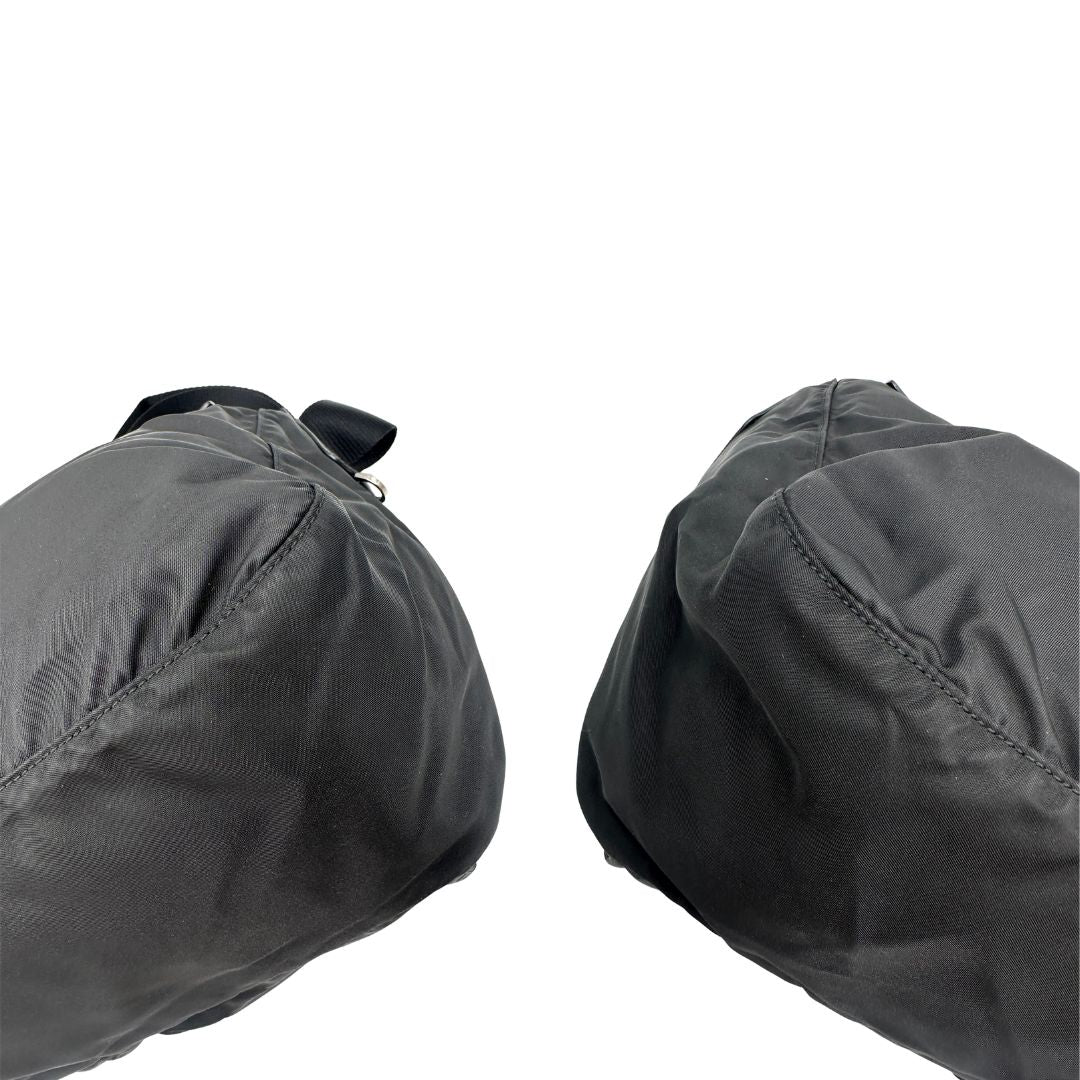 angoli interno  Borsa Prada in nylon nero e hardware argentato, di lusso, originale, ottime condizioni, usata  