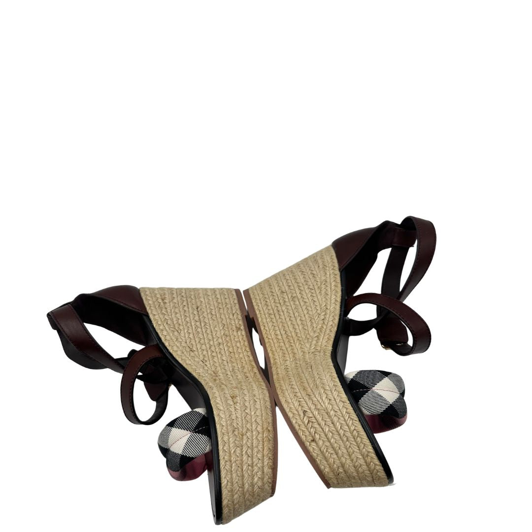 Sandali con zeppa Burberry in pelle color cerise purple e dettagli tartan.