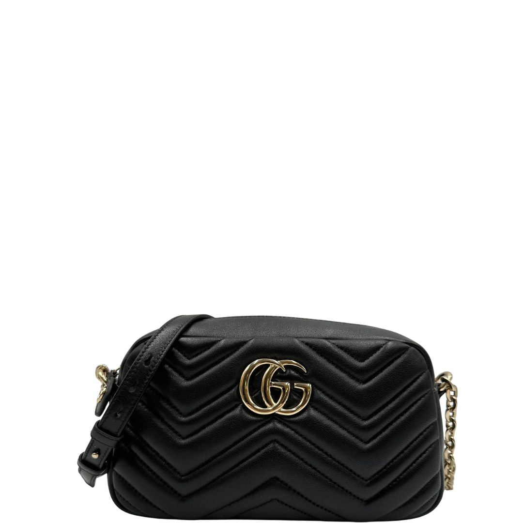 Camera bag Gucci Marmont in pelle nera trama chevron con hardware dorato