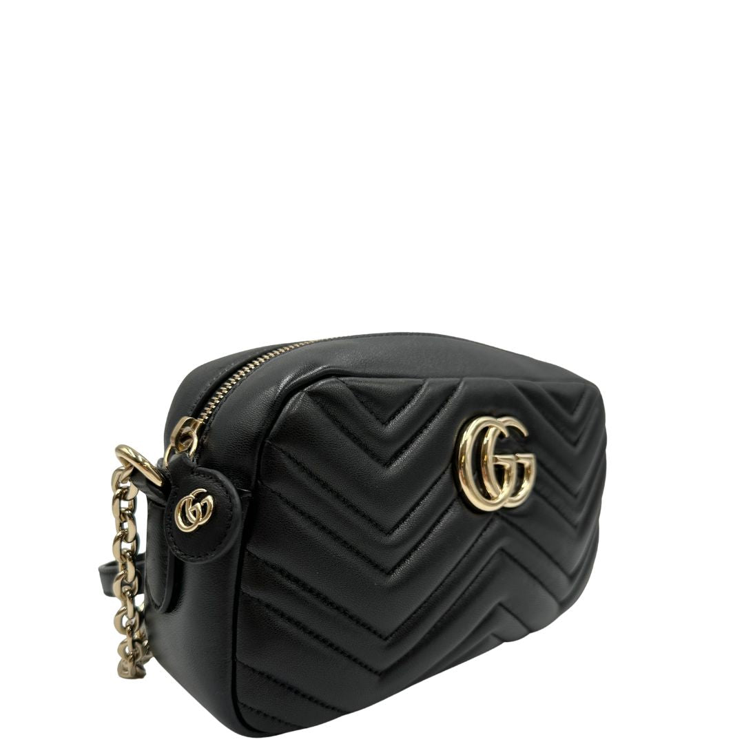 Camera bag Gucci Marmont in pelle nera trama chevron con hardware dorato