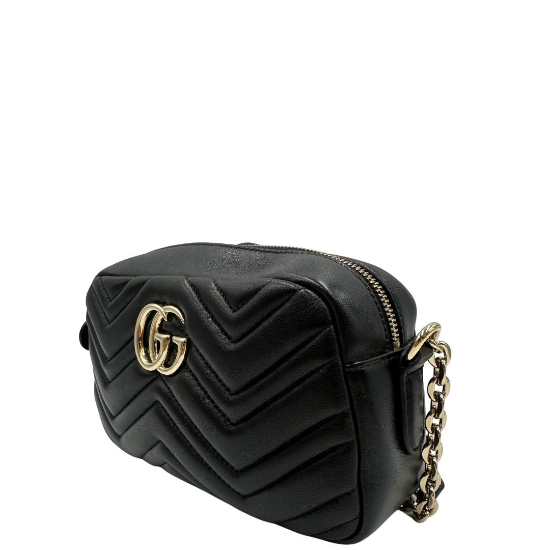 Camera bag Gucci Marmont in pelle nera trama chevron con hardware dorato