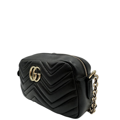 Camera bag Gucci Marmont in pelle nera trama chevron con hardware dorato
