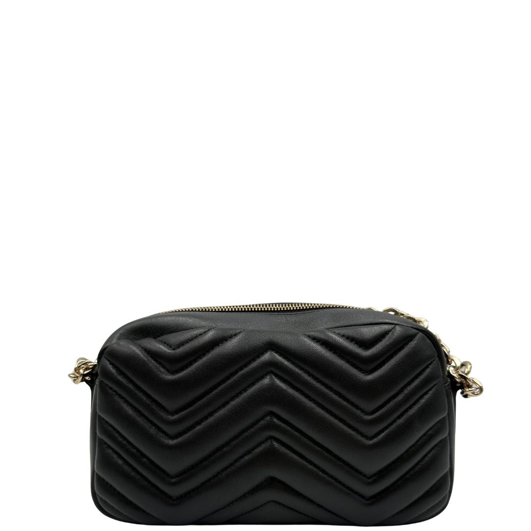 Camera bag Gucci Marmont in pelle nera trama chevron con hardware dorato