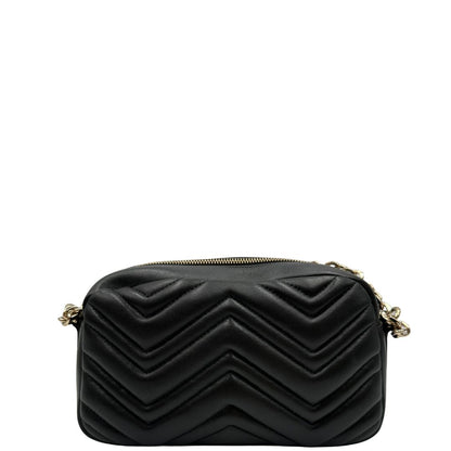 Camera bag Gucci Marmont in pelle nera trama chevron con hardware dorato