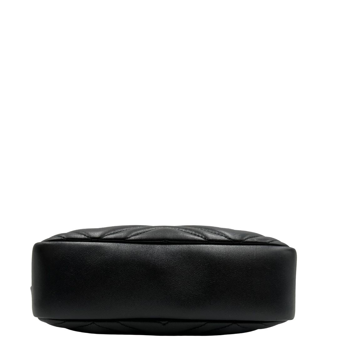 Camera bag Gucci Marmont in pelle nera trama chevron con hardware dorato