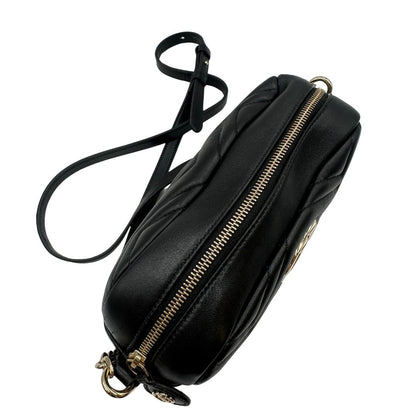 Camera bag Gucci Marmont in pelle nera trama chevron con hardware dorato