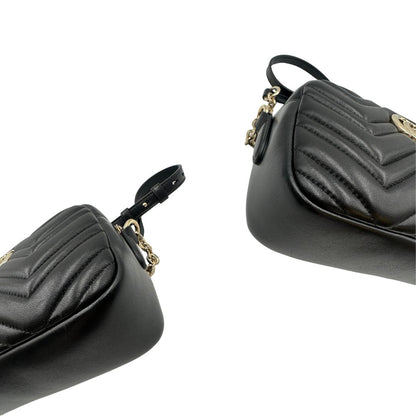 Camera bag Gucci Marmont in pelle nera trama chevron con hardware dorato